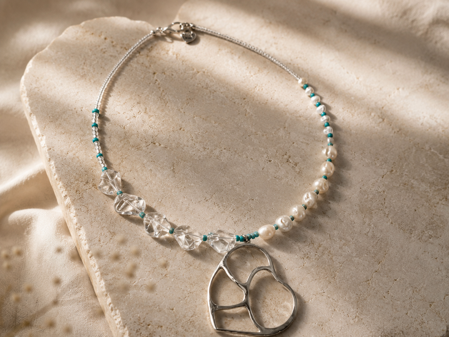 forsta-omsmyckade-halsband-kristall-parlor-omsmyckat. Handgjort halsband i pärlor, bergkristall och turkos med silverhjärta, Omsmyckat