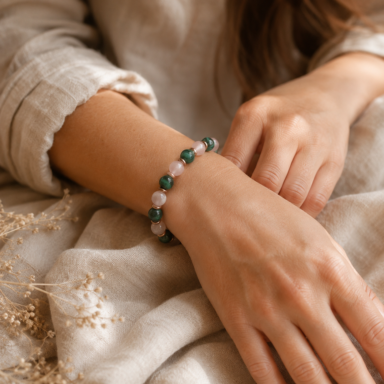 Veronica, grundare av Omsmyckat, håller ett handgjort stenarmband