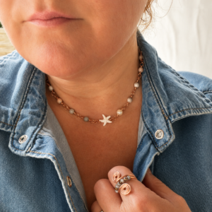 Havsdröm halsband med sjöstjärna buret runt halsen