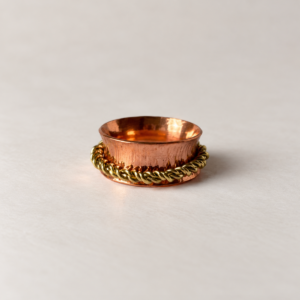 Handgjord fidgetring/spinnerring i koppar och mässing, Rastlös ro 4, Omsmyckat
