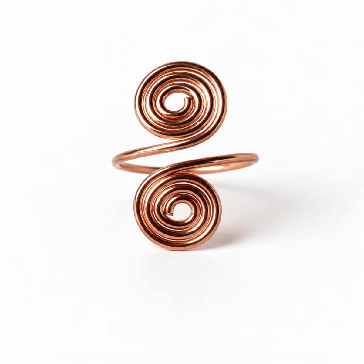 Handgjord ring i koppar med dubbel spiralform sedd rakt framifrån, Livsspiral från Omsmyckat