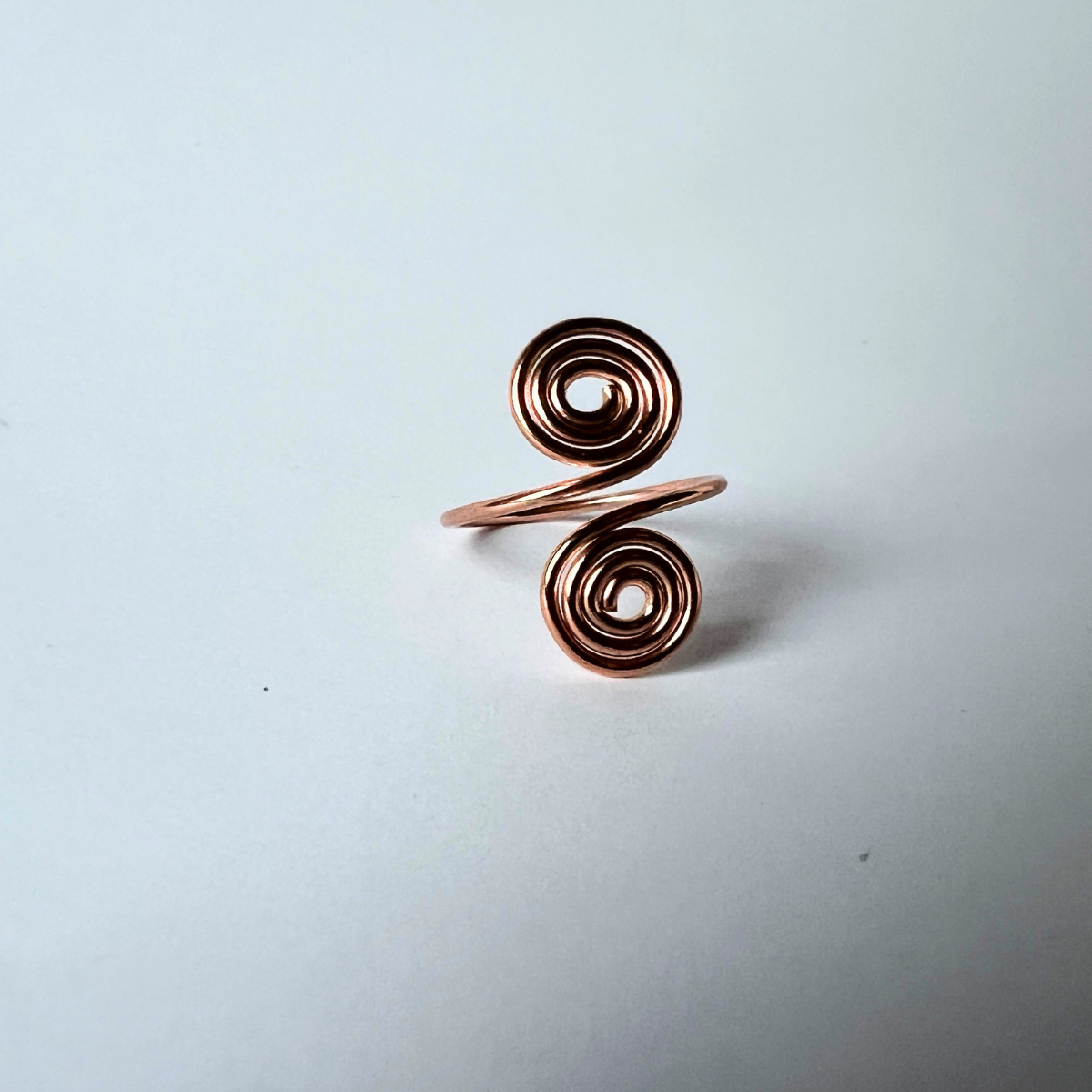 Kopparring med dubbel spiral, Livsspiral, sedd från en annan sidovinkel, Omsmyckat